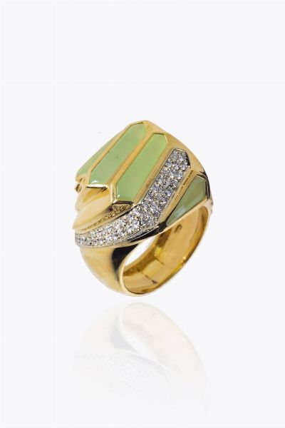 ANELLO : Peso gr 18 0 Misura 15 (55) in oro giallo  sommit a gradini con diamanti taglio brillante per totali ct 0 50 ca  probabile colore G-H  purezza IF-VVS e pietra cabochon di colore verde chiaro  - Asta Asta 205 Gioielli - Associazione Nazionale - Case d'Asta italiane