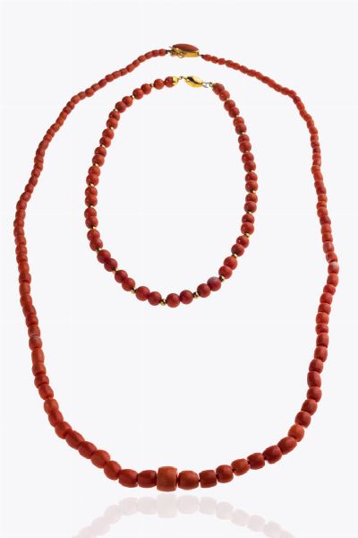 LOTTO DI DUE COLLANE : Peso gr 59 8 Lunghezza cm 39 e 70 una con barilotti a scalare in corallo rosso mediterraneo dal diam. di mm 4 3 a 9 7 ca; l'altra con sfere di corallo rosso mediterraneo dal diam. di mm 6 7  e distanziali in oro giallo. Chiusure in oro giallo Accompagnato da certificato  telematico di autenticit� Ce.S.Ar. Centro Studi Archeometrici.  - Asta Asta 205 Gioielli - Associazione Nazionale - Case d'Asta italiane