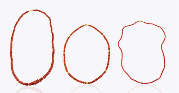 LOTTO DI TRE COLLANE IN CORALLO : Lunghezza cm 63  59  44 due composte da fili con sfere di corallo rosso mediterraneo del diam. di mm 3 5 e 4 5 una con barilotti a calare. Chiusure e distanziali in oro giallo Accompagnato da certificato  telematico di autenticit Ce.S.Ar. Centro Studi Archeometrici.  - Asta Asta 205 Gioielli - Associazione Nazionale - Case d'Asta italiane