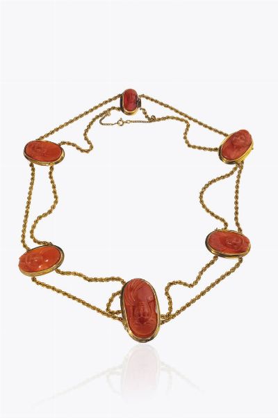 GIROCOLLO : Peso gr 37 1 composto da sei cammei in corallo incisi con volti maschili e femminili  raccordati da doppia maglia lavorata a torchon in oro giallo a bassa caratura Accompagnato da certificato  telematico di autenticit Ce.S.Ar. Centro Studi Archeometrici.  - Asta Asta 205 Gioielli - Associazione Nazionale - Case d'Asta italiane