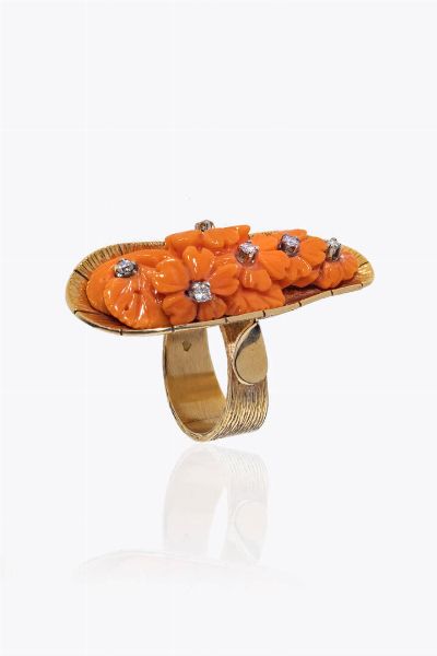 ANELLO : Peso gr 15 4 Misura 11 (51) in oro giallo satinato 14 Kt  sommit ovale con fiori in corallo color salmone e diamanti taglio brillante per totali ct 0 15 ca Accompagnato da certificato  telematico di autenticit Ce.S.Ar. Centro Studi Archeometrici.  - Asta Asta 205 Gioielli - Associazione Nazionale - Case d'Asta italiane