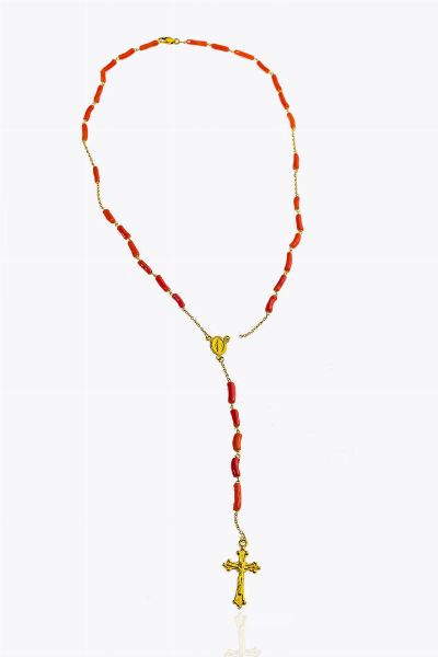 ROSARIO : Peso gr 11 3 Lunghezza cm 58 in oro giallo  composto da segmenti di corallo rosso mediterraneo. Croce e placca ovale in oro giallo Accompagnato da certificato  telematico di autenticit Ce.S.Ar. Centro Studi Archeometrici.  - Asta Asta 205 Gioielli - Associazione Nazionale - Case d'Asta italiane