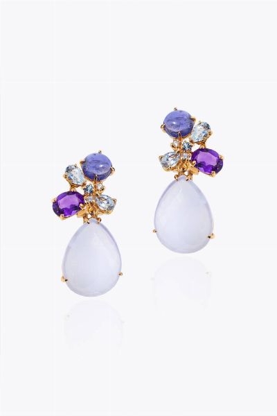 COPPIA DI ORECCHINI : Peso gr 12 7 in oro rosa  con gocce briolette pendenti di peridoto  sormontate da acquamarine taglio a goccia  ametiste taglio ovale  ioliti cabochon e diamanti taglio brillante per totali ct 0 09 ca  probabile colore G-H  purezza IF-VVS  - Asta Asta 205 Gioielli - Associazione Nazionale - Case d'Asta italiane