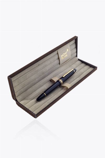 MONTBLANC : Silografica Montblanc  modello Meisterstck. Corpo e cappuccio in resina nera  con lemblema Montblanc bianco intarsiato nella parte superiore del cappuccio. Pennino in oro giallo 14 Kt Corredata di astuccio  - Asta Asta 205 Gioielli - Associazione Nazionale - Case d'Asta italiane