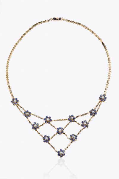 GIROCOLLO : Peso gr 22 8 in oro rosa  anni '50  parte centrale a rete con fiori in zaffiri taglio rotondo per totali ct 3 50 ca e perline dal diam. di mm 3 ca  - Asta Asta 205 Gioielli - Associazione Nazionale - Case d'Asta italiane