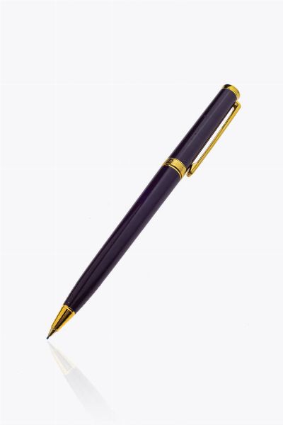 MONTBLANC : Mina Montblanc  modello Meisterstck. Corpo e cappuccio in resina viola  con lemblema Montblanc bianco intarsiato nella parte superiore del cappuccio.  - Asta Asta 205 Gioielli - Associazione Nazionale - Case d'Asta italiane