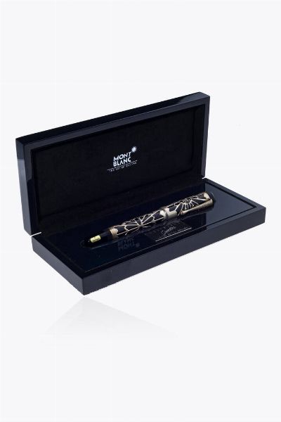 MONTBLANC : Stilografica MontBlanc  modello  Octavian  serie limitata es. 2554/4810. Corpo e cappuccio in resina nera impreziosita da decoro a ragnatela in argento 925/1000. Pennino in oro giallo e bianco decorato con ragno. Corredata di scatola  contro scatola  garanzia  - Asta Asta 205 Gioielli - Associazione Nazionale - Case d'Asta italiane