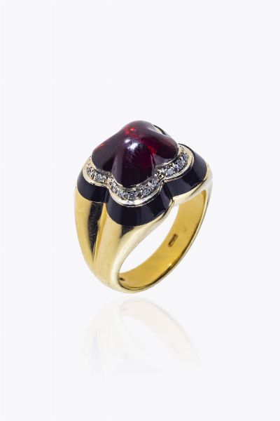 RE CARLO : Peso gr 14 7 Misura 15 (55) Anello in oro giallo  firmato Re Carlo  con granato cabochon al centro  diamanti taglio brillante per totali ct 0 15 ca e fila esterna in smalto nero  - Asta Asta 205 Gioielli - Associazione Nazionale - Case d'Asta italiane