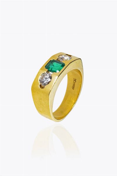 ANELLO : Peso gr 15 6 Misura 21 (61) in oro giallo  al centro smeraldo taglio ottagonale di ct 1 0 ca ed ai lati due diamanti taglio brillante per totali ct 0 85 ca  probabile colore G-H  purezza IF-VVS  - Asta Asta 205 Gioielli - Associazione Nazionale - Case d'Asta italiane