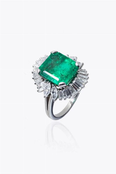 ANELLO : Peso gr 10 2 Misura 12 (52) in platino  al centro smeraldo colombiano di ct 6 0 ca (scheggiature) con contorno di diamanti taglio trapezio e navette per totali ct 1 40 ca  - Asta Asta 205 Gioielli - Associazione Nazionale - Case d'Asta italiane