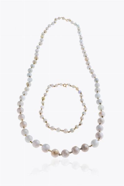 LOTTO DI DUE GIOIELLI : Lunghezza cm 34 e 97 composto da collana e girocollo con sfere di pietre dure (difetti). Distanziali e chiusure in oro giallo.  - Asta Asta 205 Gioielli - Associazione Nazionale - Case d'Asta italiane