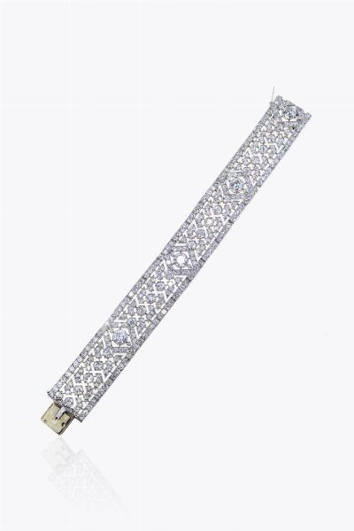 BRACCIALE : Peso gr 49 2 Lunghezza cm 18 in oro bianco  anni '20  interamente lavorato a motivo di greca  con al centro quattro diamanti taglio brillante di vecchio taglio per totali ct 3 0 ca e diamanti taglio brillante di vecchio taglio a decoro per totali ct 15 ca Totali ct 18 ca  - Asta Asta 205 Gioielli - Associazione Nazionale - Case d'Asta italiane