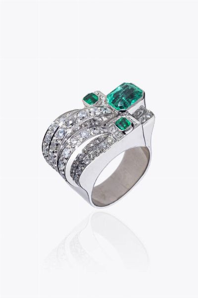 ANELLO : Peso gr 19 6 Misura 20 (60) in platino  anni '40  sommit ad onda  con tre smeraldi taglio ottagonale per totali ct 1 60 ca e diamanti taglio brillante e di vecchio taglio per totali ct 2 0 ca  - Asta Asta 205 Gioielli - Associazione Nazionale - Case d'Asta italiane