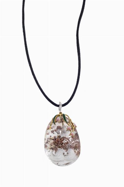 CATENA CON CIONDOLO : recante goccia di cristallo di rocca incisa con due uccellini e un fiore. Gancio floreale in smalto. Cordoncino in corda. Biliere in oro giallo e bianco con diamanti taglio brillante per totali ct 0 05 ca  - Asta Asta 205 Gioielli - Associazione Nazionale - Case d'Asta italiane