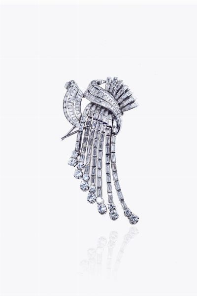SPILLA : Peso gr 32 cm 8x3 in platino  anni '40  a forma di voluta con frange in diamanti taglio brillante  baguette e 8/8 per totali ct 7 0 ca  probabile colore H  purezza IF-VVS  - Asta Asta 205 Gioielli - Associazione Nazionale - Case d'Asta italiane