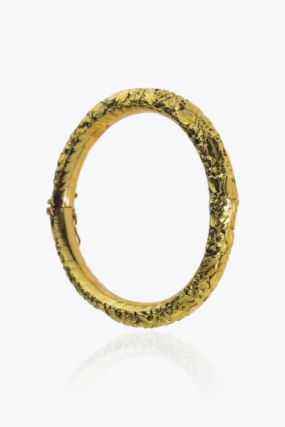 BRACCIALE : Peso gr 21 2 in oro giallo  anni '920. lavorato a canna vuota  con decori floreali. Presenti ammaccature e rottura alla base  - Asta Asta 205 Gioielli - Associazione Nazionale - Case d'Asta italiane