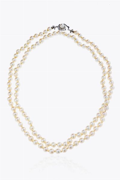 COLLANA : Lunghezza cm 93 composta da un filo di perle giapponesi scaramazze del diam di mm 6 5-7 ca. Chiusura in oro bianco con diamanti taglio 8/8  - Asta Asta 205 Gioielli - Associazione Nazionale - Case d'Asta italiane