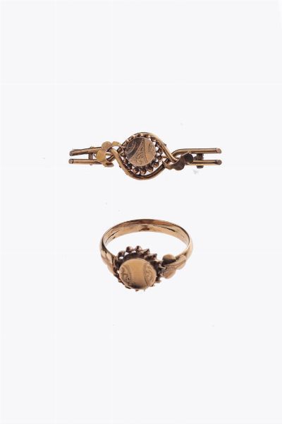 LOTTO DI DUE GIOIELLI : Peso gr 2 7 XIX secolo  in oro rosa a bassa caratura composto da spilla ed anello (ammaccature)  - Asta Asta 205 Gioielli - Associazione Nazionale - Case d'Asta italiane