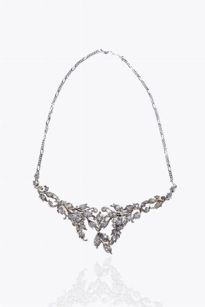 CATENA : Peso gr 24 8 in oro bianco con al centro inserto del XX secolo in oro a bassa caratura ed argento con diamanti taglio brillante per totali ct 2 50 ca  - Asta Asta 205 Gioielli - Associazione Nazionale - Case d'Asta italiane