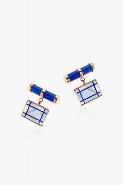 COPPIA DI GEMELLI : Peso gr 7 9 in oro rosa  di forma rettangolare con inserti in madreperla e fasce in lapislazzuli; barretta in lapislazzuli  - Asta Asta 205 Gioielli - Associazione Nazionale - Case d'Asta italiane