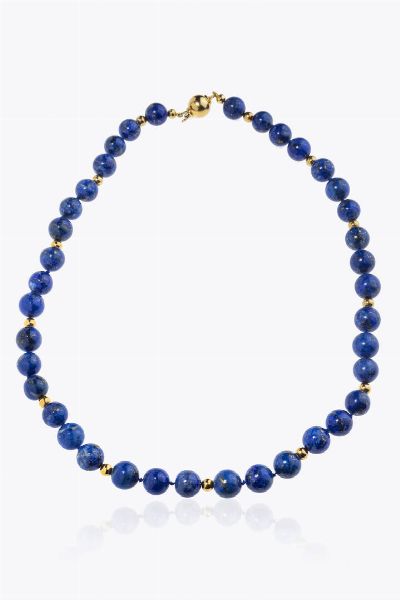 GIROCOLLO : Lunghezza cm 49 composto da un filo di sfere di lapislazzuli a scalare dal diam di mm 7 5 a 9. Chiusura e distanziali in oro giallo  - Asta Asta 205 Gioielli - Associazione Nazionale - Case d'Asta italiane