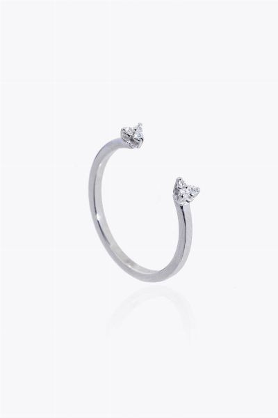 ANELLO : Peso gr 1 8 Misura 16 (56) in oro bianco con terminali in diamanti taglio brillante per totali ct 0 04 ca  probabile colore G-H  purezza IF-VVS  - Asta Asta 205 Gioielli - Associazione Nazionale - Case d'Asta italiane