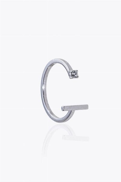 ANELLO : Peso gr 2 0 Misura 14 (54) in oro bianco  sommit con terminale a linea verticale ed un diamante taglio brillante di ct 0 06 ca  probabile colore G-H  purezza IF-VVS  - Asta Asta 205 Gioielli - Associazione Nazionale - Case d'Asta italiane