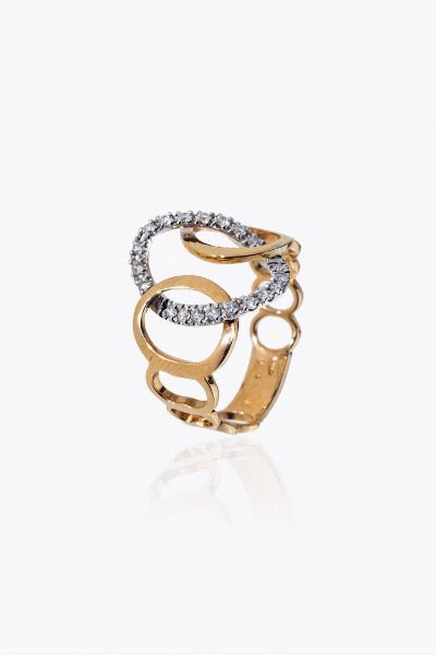 ANELLO : Peso gr 3 4 Misura 13 (53) in oro rosa  sommit ad anelli ovalizzati con diamanti taglio brillante per totali ct 0 24 ca  probabile colore G-H  purezza IF-VVS  - Asta Asta 205 Gioielli - Associazione Nazionale - Case d'Asta italiane