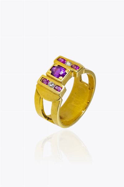ANELLO : Peso gr 14 Misura 24 (64) in oro giallo  sommit geometrica  con al centro ametiste taglio ovale e due diamanti taglio brillante per totali ct 0 05 ca  probabile colore G-H  purezza IF-VVS  - Asta Asta 205 Gioielli - Associazione Nazionale - Case d'Asta italiane