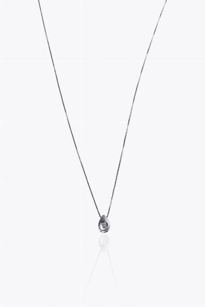 PUNTO LUCE : Peso gr 2 4 in oro bianco  a goccia  con diamante taglio brillante di ct 0 02 ca  probabile colore G-H  purezza IF-VVS  - Asta Asta 205 Gioielli - Associazione Nazionale - Case d'Asta italiane