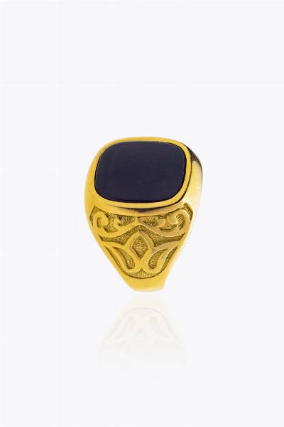ANELLO : Peso gr 13 8 Misura 23 (63) in oro giallo  laterali incisi  con al centro inserto in onice.  - Asta Asta 205 Gioielli - Associazione Nazionale - Case d'Asta italiane