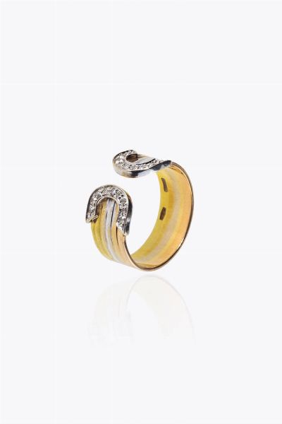 ANELLO : Peso gr 5 5 Misura 14 (54) nei tre colori dell'oro  a fascia  con terminali in oro bianco e diamantini taglio 8/8 per totali ct 0 10 ca  - Asta Asta 205 Gioielli - Associazione Nazionale - Case d'Asta italiane