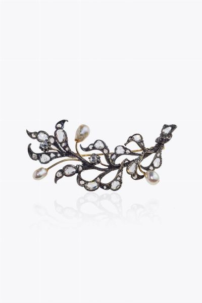 SPILLA : Peso gr 18 3 cm 8 5x4 5 in oro a bassa caratura ed argento  XIX secolo  con rosette coron per totali ct 3 50 ca e tre perle scaramazze  - Asta Asta 205 Gioielli - Associazione Nazionale - Case d'Asta italiane