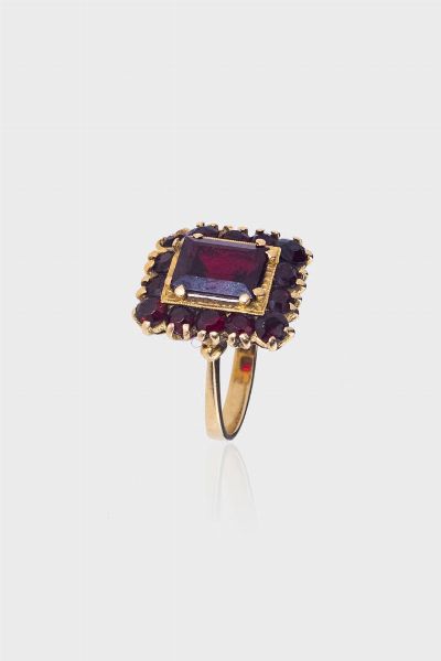 ANELLO : Peso gr 8 1 Misura 18 (58) in oro giallo  sommit rettangolare con granati taglio ovale e rotondo  - Asta Asta 205 Gioielli - Associazione Nazionale - Case d'Asta italiane