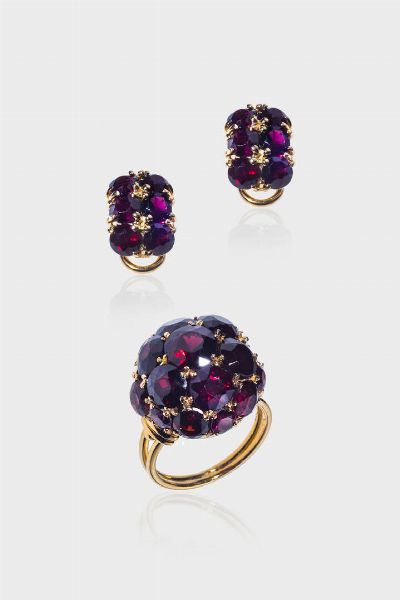 DEMI-PARURE : Peso gr 20 Misura 15 (55) in oro giallo composta da coppia di orecchini ed anello con granati (due mancanti)  - Asta Asta 205 Gioielli - Associazione Nazionale - Case d'Asta italiane