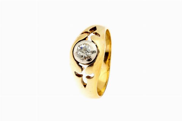 ANELLO : Peso gr 5 1 Misura 16 (56) in oro giallo e bianco  anni '30  al centro diamante solitario di vecchio taglio di ct  0 25 ca (scheggiatura)  - Asta Asta 205 Gioielli - Associazione Nazionale - Case d'Asta italiane