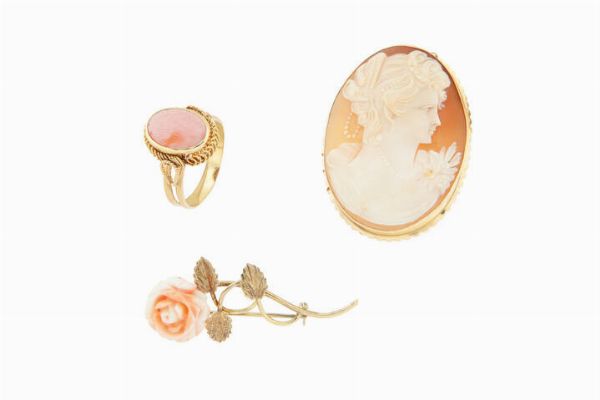 LOTTO DI TRE GIOIELLI : composto da: -spilla-ciondolo in oro giallo con cammeo inciso con ritratto femminile. Peso gr 8 5. cm 4x3 -spilla a forma di rosa fiorita in oro giallo. Peso gr 3 8 -anello in oro giallo con cabochon  Peso gr 4 8. Misura 20 (60)  - Asta Asta 205 Gioielli - Associazione Nazionale - Case d'Asta italiane