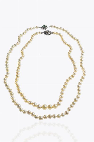 LOTTO DI DUE COLLANE : Lunghezza cm 60 e 50 composte da perle giapponesi a scalare del diam di mm 5.9 a 8 e da mm 6-6 5 Chiusure in oro bianco una con smeraldi e l'altra con una piccola perlina  - Asta Asta 205 Gioielli - Associazione Nazionale - Case d'Asta italiane