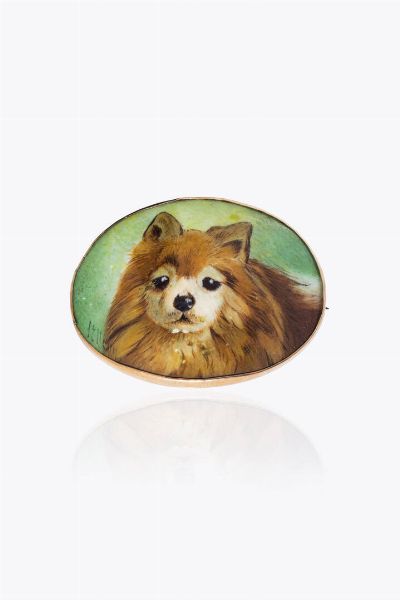 SPILLA : Peso gr 10 in oro 9 Kt  di forma ovale  raffigurante l'immagine di un cane  - Asta Asta 205 Gioielli - Associazione Nazionale - Case d'Asta italiane