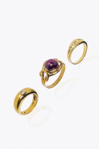 LOTTO DI TRE ANELLI : composto da: - in oro giallo a bassa caratura  con granato taglio cabochon al centro  inizi XX secolo. Peso gr 4 3. Misura 21 (61) -in oro giallo  a fascia bombata  con diamantino taglio brillante di ct 0 15 ca. Peso gr 5 7. Misura 8 (48) -in oro giallo  sommit con cinque diamantini taglio brillante per totali ct 0 12 ca. Peso gr 3 9. Misura 13 (53)  - Asta Asta 205 Gioielli - Associazione Nazionale - Case d'Asta italiane