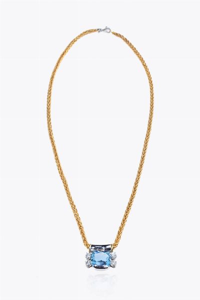 COLLANA : Peso gr 41 0 in oro rosa  lavorata a corda  con ciondolo in oro bianco con topazio taglio a cuscino e quattro diamanti taglio brillante ct 0 50 ca  probabile colore G-H  purezza IF-VVS  - Asta Asta 205 Gioielli - Associazione Nazionale - Case d'Asta italiane