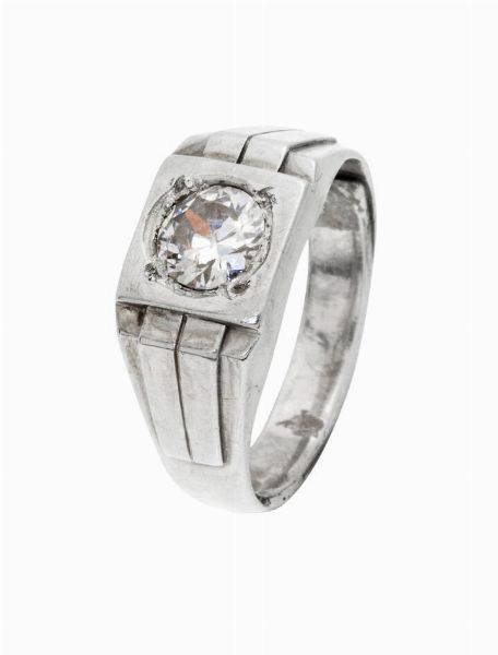 ANELLO : Peso gr 7 1 Misura 10 in oro bianco  con al centro un diamante solitario di mezzo taglio di ct 0 60 ca  - Asta Asta 205 Gioielli - Associazione Nazionale - Case d'Asta italiane