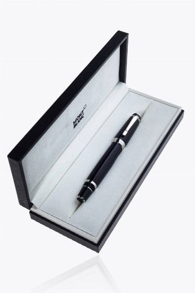 MONTBLANC : Penna a sfera Montblanc  modello Boheme . Corpo e cappuccio in resina nera  con lemblema Montblanc bianco intarsiato nella parte superiore del cappuccio. Corredata di scatola e libretto  - Asta Asta 205 Gioielli - Associazione Nazionale - Case d'Asta italiane