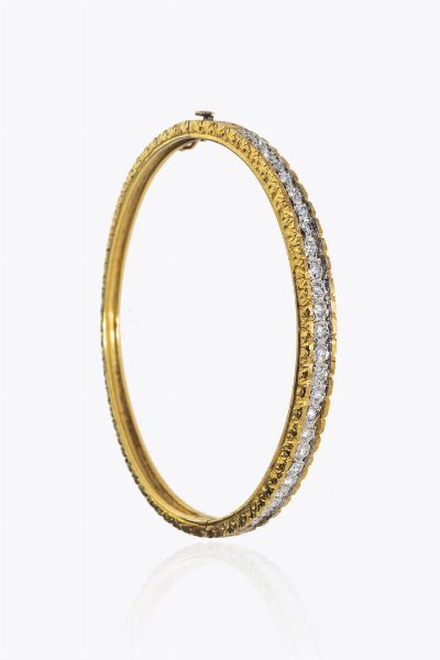 BRACCIALE : Peso gr 20 9 rigido  in oro rosa e bianco con parte centrale in diamanti taglio brillante per totali ct 0 80 ca  probabile colore G-H  purezza IF-VVS  - Asta Asta 205 Gioielli - Associazione Nazionale - Case d'Asta italiane