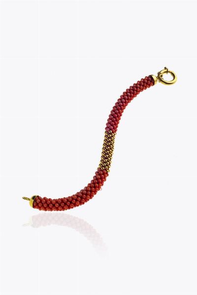 BRACCIALE : Peso gr 19 2 Lunghezza cm 19 composto da piccole sfere di corallo mediterraneo intrecciate; al centro sfere in oro giallo Chiusura ad anello in oro giallo Accompagnato da certificato  telematico di autenticit Ce.S.Ar. Centro Studi Archeometrici.  - Asta Asta 205 Gioielli - Associazione Nazionale - Case d'Asta italiane