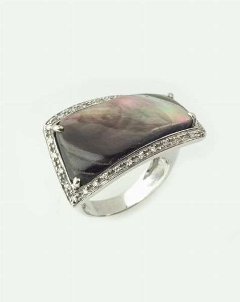 ANELLO : Peso gr 14 6 Misura 14 in oro bianco  sommit geometrica  con inserto in madreperla  circondato da diamanti taglio brillante per totali ct 0 20 ca  - Asta Asta 205 Gioielli - Associazione Nazionale - Case d'Asta italiane