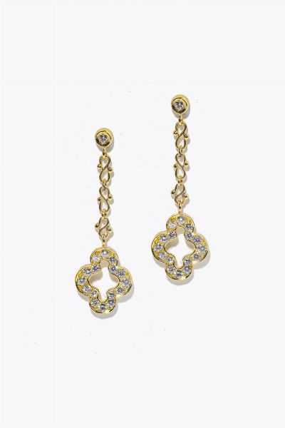 COPPIA DI ORECCHINI : Peso gr 9 8 in oro giallo con due elementi polilobati pendenti in diamanti taglio brillante per totali ct ca  - Asta Asta 205 Gioielli - Associazione Nazionale - Case d'Asta italiane