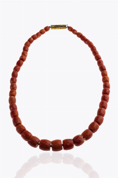 COLLANA : Peso gr 59 6 Lunghezza cm 47 composta da barilotti sfaccettati di corallo color salmone a scalare dal diam di mm 6 5 a 11 8. Chiusura in oro a bassa caratura Accompagnato da certificato  telematico di autenticit Ce.S.Ar. Centro Studi Archeometrici.  - Asta Asta 205 Gioielli - Associazione Nazionale - Case d'Asta italiane