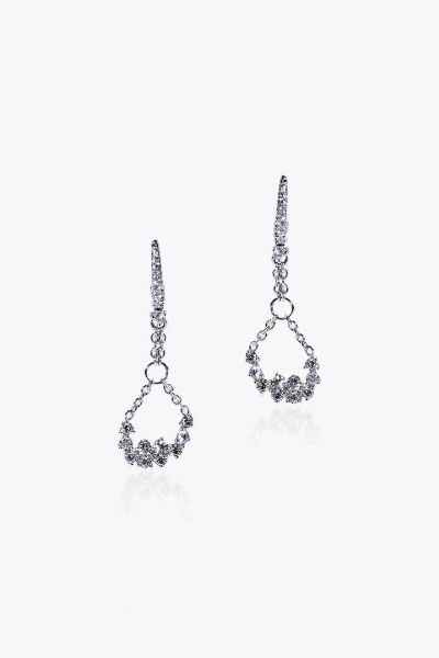 COPPIA DI ORECCHINI : Peso gr 4 2 in oro bianco  a monachella  con mezze lune pendenti in diamanti taglio brillante per totali ct 1 02 ca  probabile colore G-H  purezza IF-VVS  - Asta Asta 205 Gioielli - Associazione Nazionale - Case d'Asta italiane