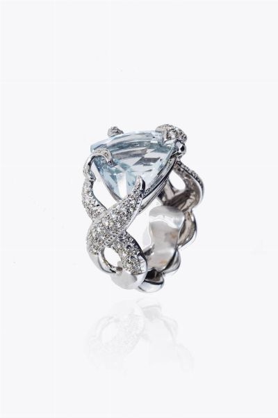 PARTICOLARE ANELLO : Peso gr 20 9 Misura 16 (56) in oro bianco con gambo ad intreccio  sommit con acquamarina taglio triangolare di ct 10 ca e diamanti taglio brillante per totali ct 0 75 ca  probabile colore G-H  purezza IF-VVS  - Asta Asta 205 Gioielli - Associazione Nazionale - Case d'Asta italiane